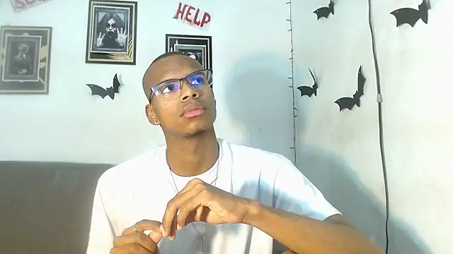 Snapshot of criss_zuri chatting on October 29, 11:45 am criss zuri online show from October 29, 11:45 am