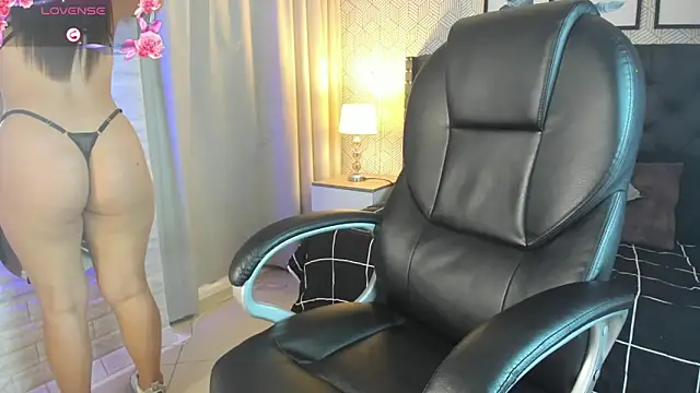 sophie  blare online show from November 25, 7:03 pm