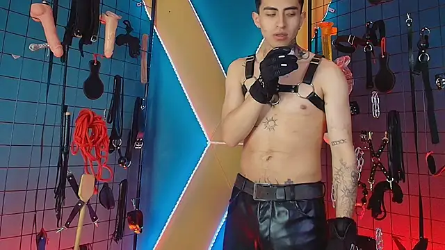 Snapshot of masterr_bdsm__ chatting on October 15, 12:38 pm masterr bdsm online show from October 15, 12:38 pm