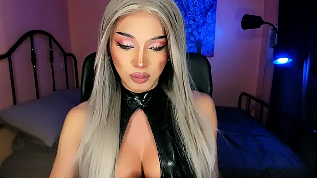 Snapshot of xUrGoddess_Bellax chatting on December 15, 1:32 am xUrGoddess Bellax online show from December 15, 1:32 am