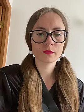 Snapshot of SophieDesire chatting on September 17, 6:59 am SophieDesire online show from September 17, 6:59 am