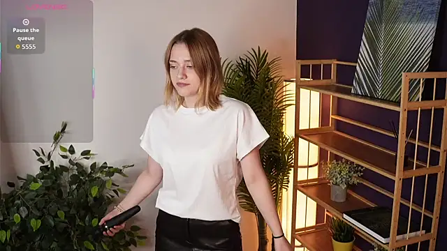 HollieCollelo online show from September 17, 3:08 am