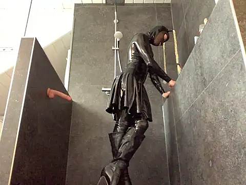 latexluisa online show from February 15, 1:20 pm