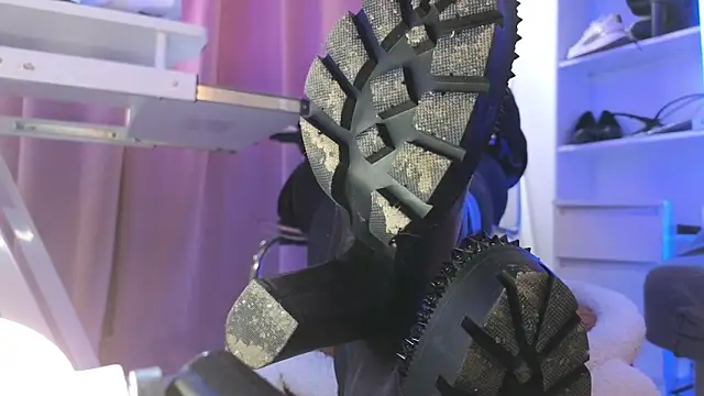 Snapshot of CruelSiren chatting on November 18, 7:46 am CruelSiren online show from November 18, 7:46 am