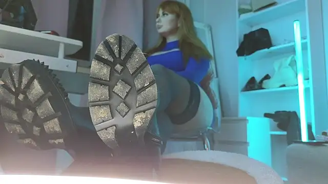 Snapshot of CruelSiren chatting on December 4, 8:17 pm CruelSiren online show from December 4, 8:17 pm