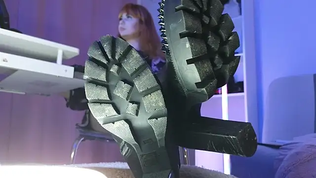 Snapshot of CruelSiren chatting on December 18, 6:19 am CruelSiren online show from December 18, 6:19 am