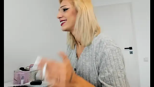 crystalxx18 online show from October 6, 8:01 am