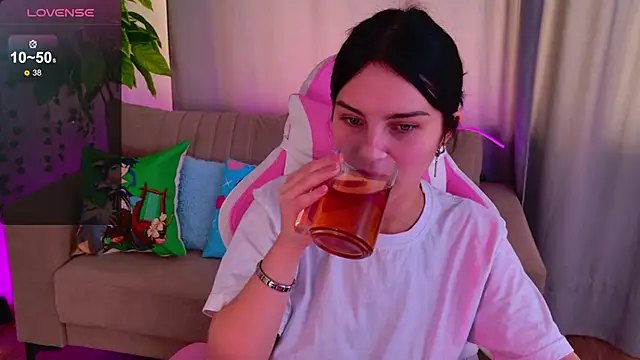 Snapshot of Angel_Braun chatting on October 23, 10:25 am Angel Braun online show from October 23, 10:25 am