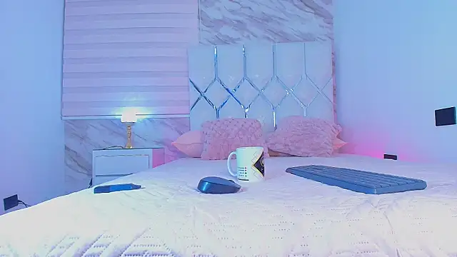 Snapshot of collet_1 chatting on October 30, 12:17 pm collet 1 online show from October 30, 12:17 pm