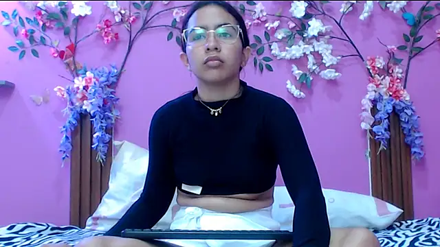 skinnysofia18 online show from January 15, 1:26 pm