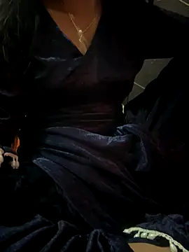 Snapshot of Sexylella143 chatting on December 15, 3:44 am Sexylella143 online show from December 15, 3:44 am