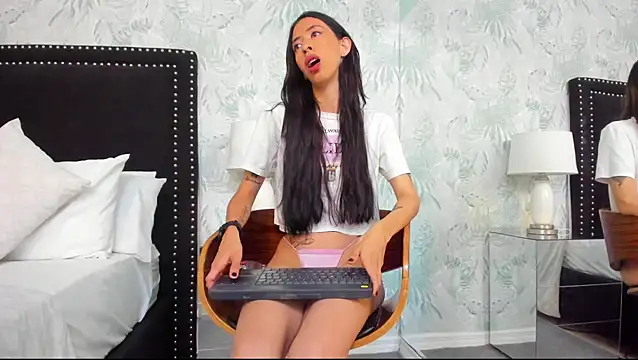 Snapshot of Kendal_Foxxx chatting on October 27, 12:04 am Kendal Foxxx online show from October 27, 12:04 am