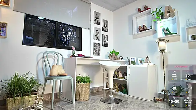 Snapshot of mrs_edha chatting on October 2, 10:44 am mrs edha online show from October 2, 10:44 am