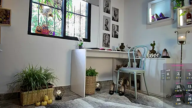 Snapshot of mrs_edha chatting on October 17, 11:57 am mrs edha online show from October 17, 11:57 am