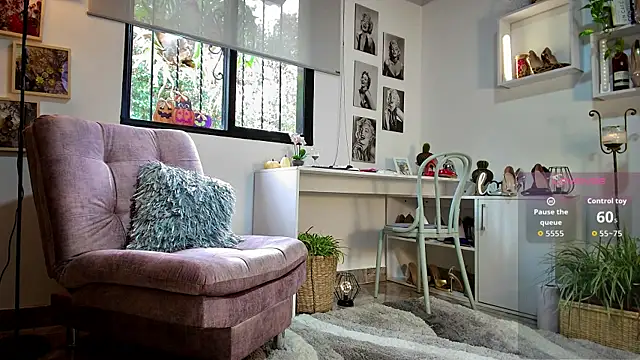 Snapshot of mrs_edha chatting on October 29, 12:29 pm mrs edha online show from October 29, 12:29 pm