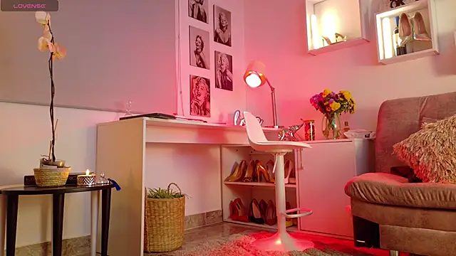 Snapshot of mrs_edha chatting on March 27, 1:22 am mrs edha online show from March 27, 1:22 am