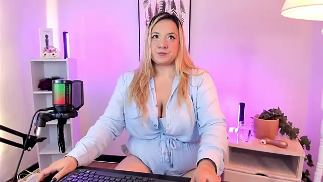 hollie joliie online show from March 20, 11:59 am