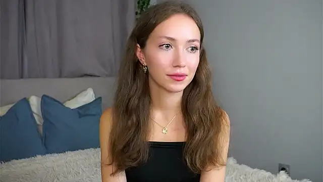 ZeniaBolich online show from September 15, 9:15 pm