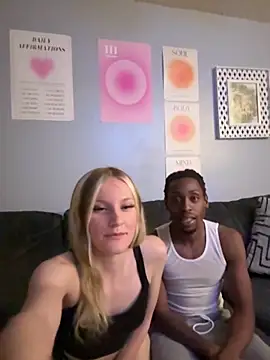 xoxooloveee online show from September 19, 4:25 am