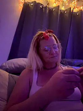 Goldenndoll online show from September 27, 9:03 am