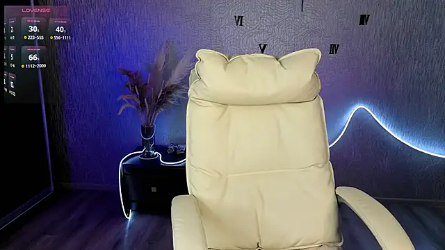 NikkiiStill online show from November 16, 9:15 am