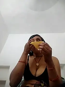 Snapshot of Sonam_shinde chatting on May 22, 5:47 am Sonam shinde online show from May 22, 5:47 am