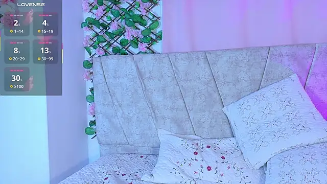 Snapshot of LaraGiil chatting on October 28, 12:41 pm LaraGiil online show from October 28, 12:41 pm