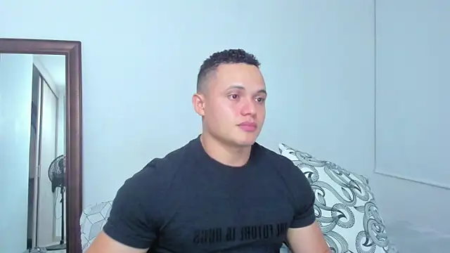 Snapshot of KingLevi01 chatting on April 15, 1:23 am KingLevi01 online show from April 15, 1:23 am
