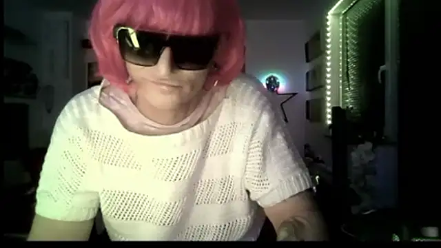 Snapshot of hellgirl1980 chatting on April 23, 11:29 pm hellgirl1980 online show from April 23, 11:29 pm