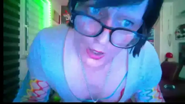 Snapshot of hellgirl1980 chatting on May 8, 7:52 pm hellgirl1980 online show from May 8, 7:52 pm
