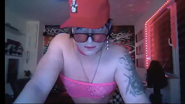 Snapshot of hellgirl1980 chatting on May 18, 12:29 am hellgirl1980 online show from May 18, 12:29 am