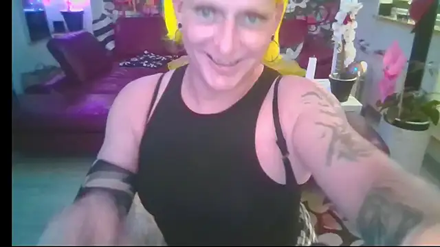 Snapshot of hellgirl1980 chatting on June 30, 5:14 pm hellgirl1980 online show from June 30, 5:14 pm