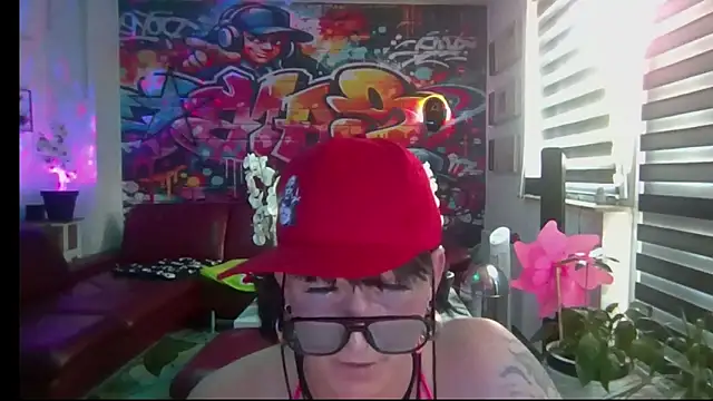 Snapshot of hellgirl1980 chatting on July 3, 11:27 am hellgirl1980 online show from July 3, 11:27 am