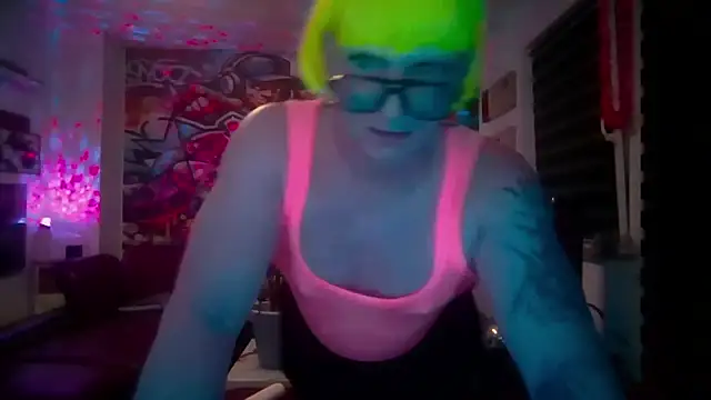 Snapshot of hellgirl1980 chatting on July 17, 9:08 pm hellgirl1980 online show from July 17, 9:08 pm