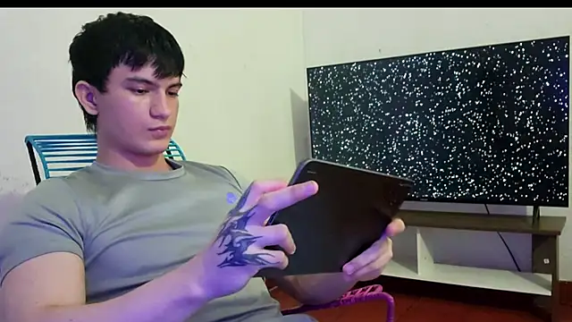 ErickWalton online show from December 3, 5:04 am