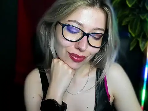 Snapshot of loveHeidi chatting on April 9, 8:42 am loveHeidi online show from April 9, 8:42 am