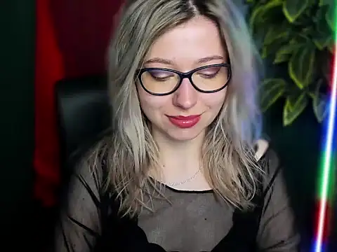 Snapshot of loveHeidi chatting on April 10, 5:12 am loveHeidi online show from April 10, 5:12 am