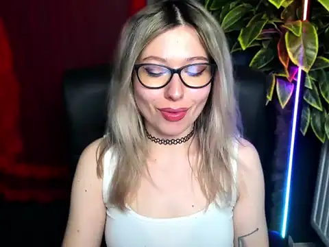 Snapshot of loveHeidi chatting on May 14, 6:42 am loveHeidi online show from May 14, 6:42 am