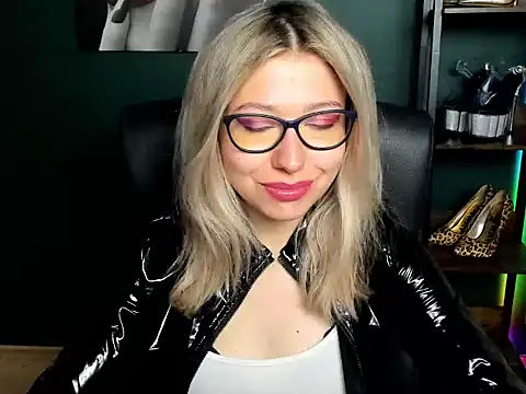Snapshot of loveHeidi chatting on June 15, 4:36 am loveHeidi online show from June 15, 4:36 am