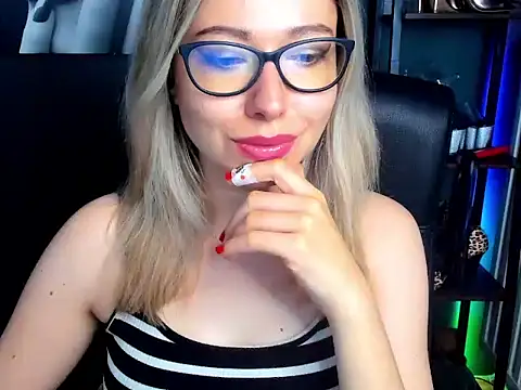 Snapshot of loveHeidi chatting on July 8, 9:03 am loveHeidi online show from July 8, 9:03 am