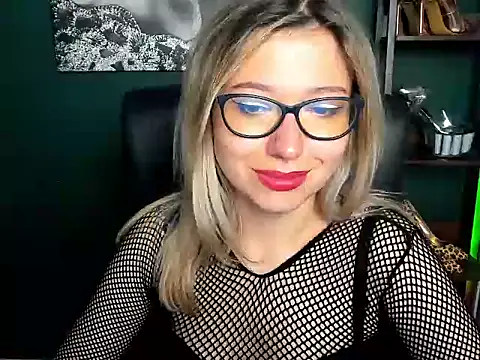 Snapshot of loveHeidi chatting on August 3, 9:04 am loveHeidi online show from August 3, 9:04 am