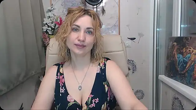 Snapshot of KatrinAlluring chatting on December 15, 5:01 am KatrinAlluring online show from December 15, 5:01 am