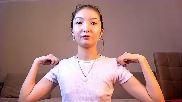 Snapshot of nooniemoon chatting on October 5, 8:34 am nooniemoon online show from October 5, 8:34 am