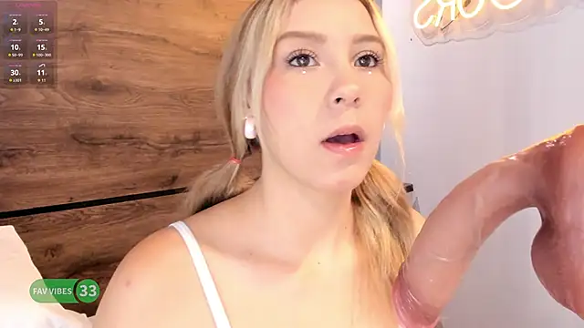 Snapshot of alyamonroe chatting on October 23, 10:47 am alyamonroe online show from October 23, 10:47 am