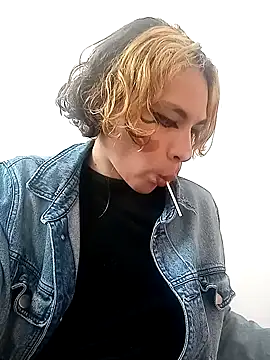 Snapshot of kittymutant99 chatting on October 24, 6:15 pm kittymutant99 online show from October 24, 6:15 pm