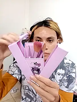 Snapshot of kittymutant99 chatting on November 20, 1:11 pm kittymutant99 online show from November 20, 1:11 pm