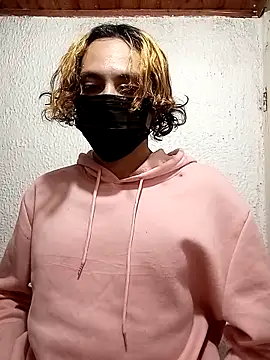 Snapshot of kittymutant99 chatting on December 4, 8:06 pm kittymutant99 online show from December 4, 8:06 pm