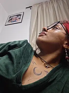 Snapshot of carolinerue chatting on March 26, 5:02 am carolinerue online show from March 26, 5:02 am