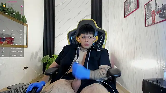 Snapshot of xKevyn chatting on October 31, 12:28 pm xKevyn online show from October 31, 12:28 pm