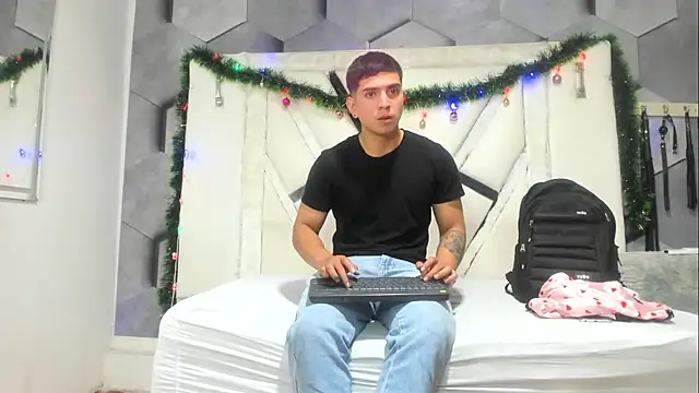 Sarahwalkerr online show from December 4, 8:39 pm